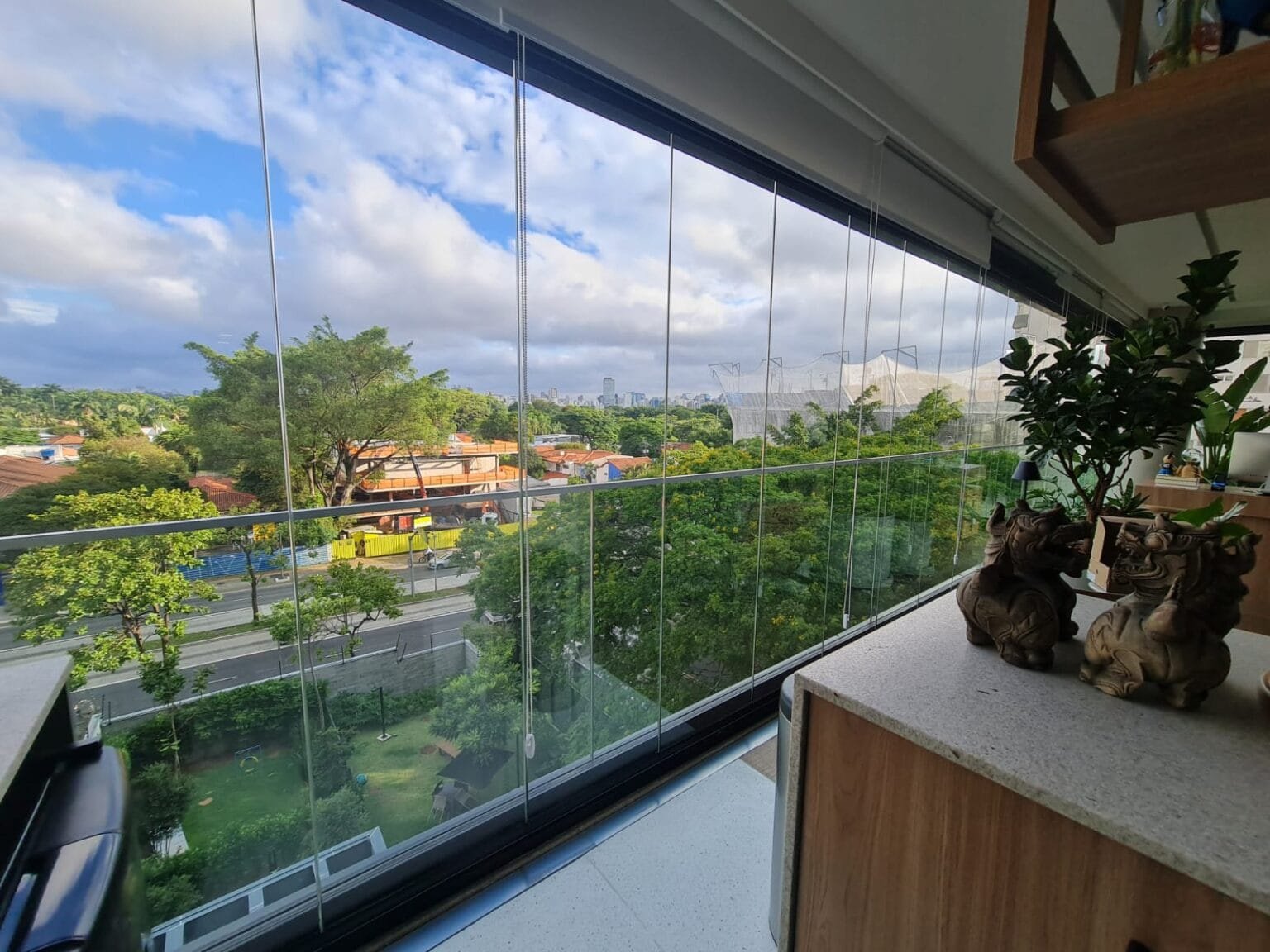 Sacada envidraçada com sistema Vista Clear em condomínio residencial em São Paulo
